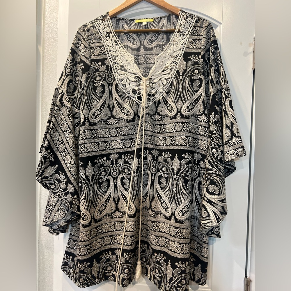 GIANNI Bini Black & Cream Cover Up with Embroidered Accent Size Large